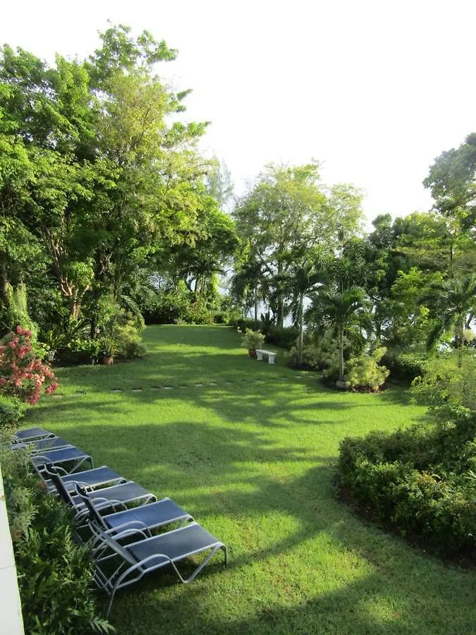 Contemporary Ocean And Garden- View Studio Apartment Mearnsville
